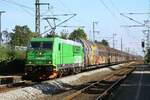 GreenCargo Br 5404 (ex DB 185 404) vor Volvozug (braune Wand) nach Schweden  durchfährt den Bahnhof Jübek am 25.08.2022 um 16.07 Uhr.